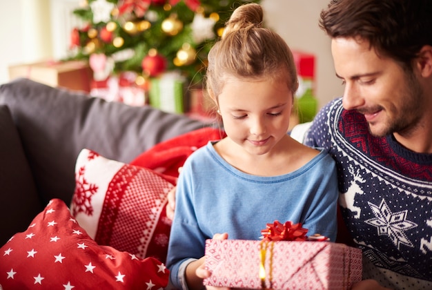 Compartiendo regalos de Navidad con papá