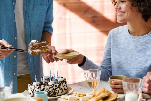 Compartir pastel de cumpleaños