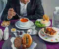 Foto gratuita complejo almuerzo de negocios en la mesa