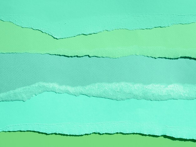 Composición abstracta de agua de mar con papeles de colores
