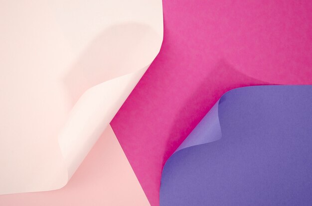 Composición abstracta de tonos violetas con papeles de colores