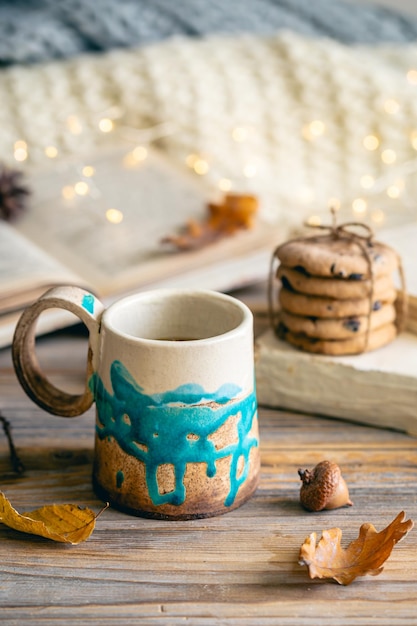Foto gratuita composición acogedora de otoño con un primer plano de taza hecho a mano