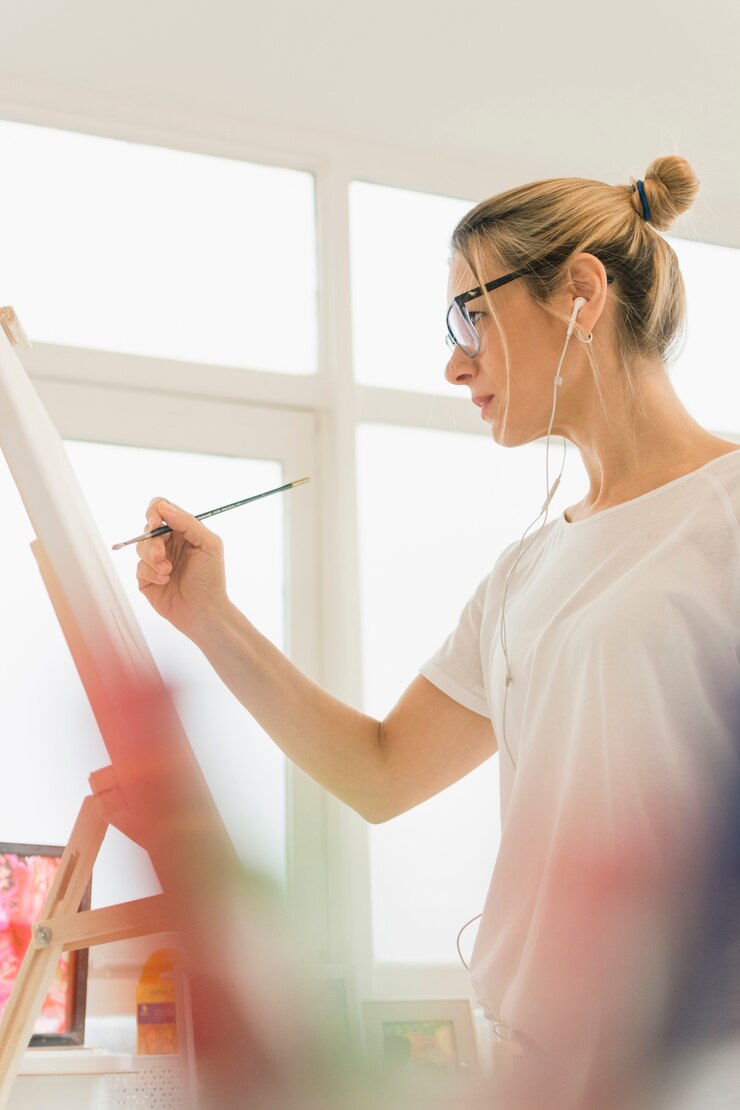 Foto gratuito composición adorable de arte con modelo feliz