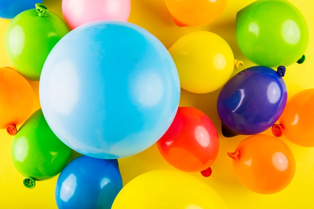Composición adorable de carnaval con globos coloridos