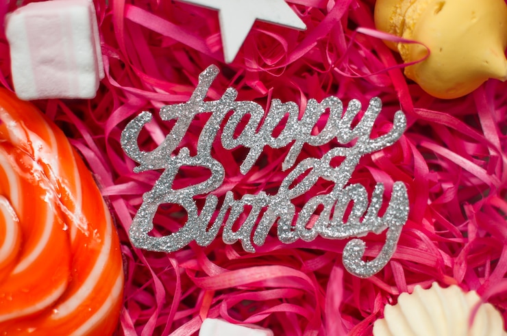 Foto gratuito composición adorable de cumpleaños con chucherías