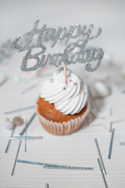 Composición adorable de cumpleaños con cupcakes
