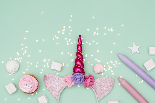 Foto gratuita composición adorable de cumpleaños con elementos de fiesta