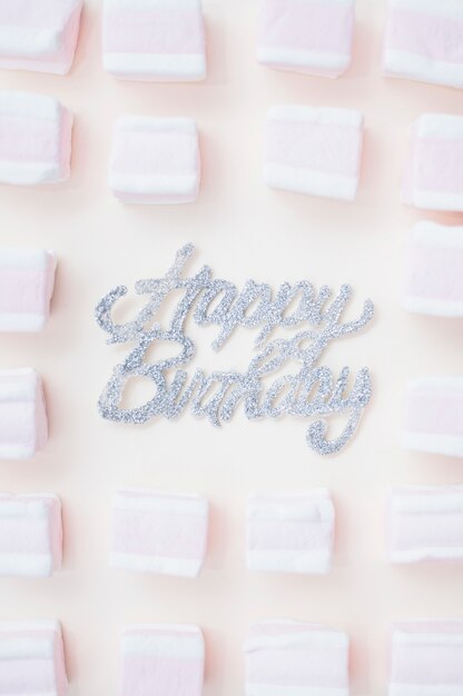 Composición adorable de cumpleaños con marshmallows