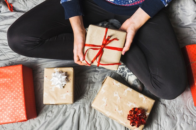 Composición adorable de regalos de navidad