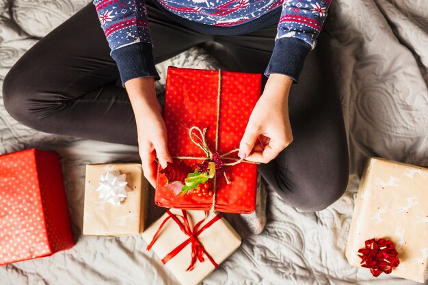 Composición adorable de regalos de navidad