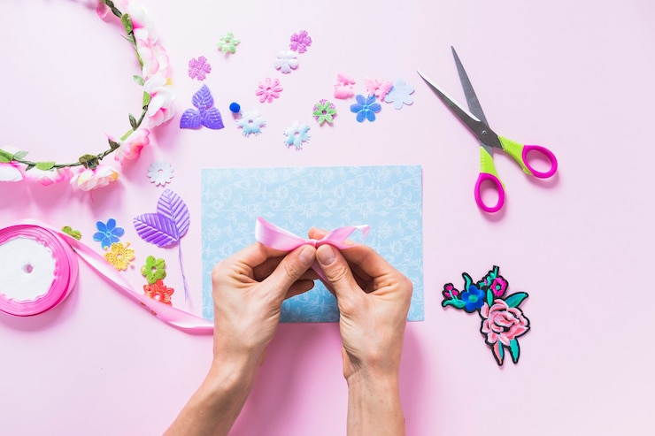 Foto gratuito composición adorable de trabajos manuales
