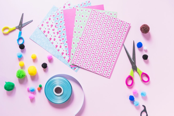 Foto gratuito composición adorable de trabajos manuales