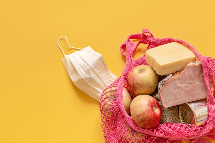 Foto gratuito composición de los alimentos en una bolsa de hilo de cerca. donaciones de alimentos o el concepto de entrega de alimentos durante la cuarentena.