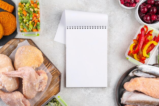 Composición de alimentos congelados en la mesa.