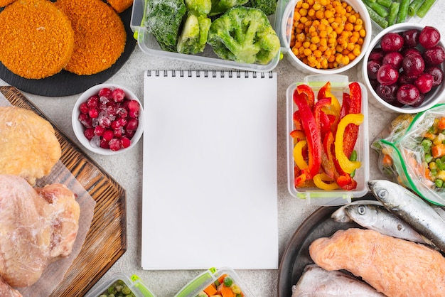 Composición de alimentos congelados en la mesa.