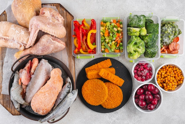 Foto gratuita composición de alimentos congelados en la mesa.