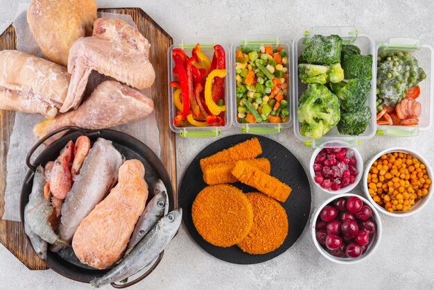 Composición de alimentos congelados en la mesa.