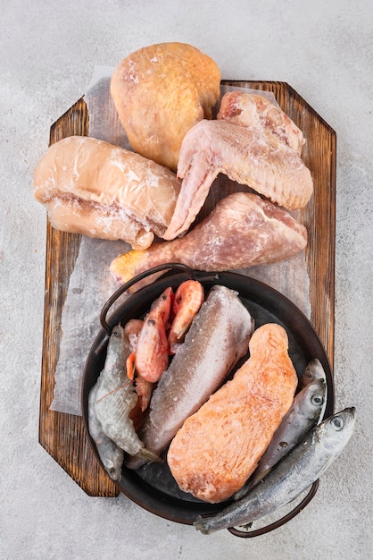 Composición de alimentos congelados en la mesa.