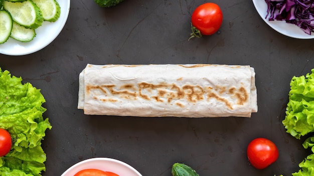 Composición de alimentos saludables. Verduras en platos y pan de pita.