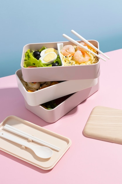 Composición de alto ángulo de caja bento japonesa