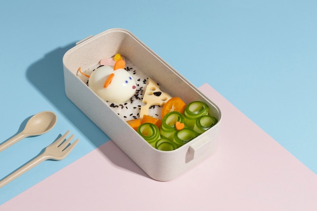 Foto gratuita composición de alto ángulo de caja bento japonesa