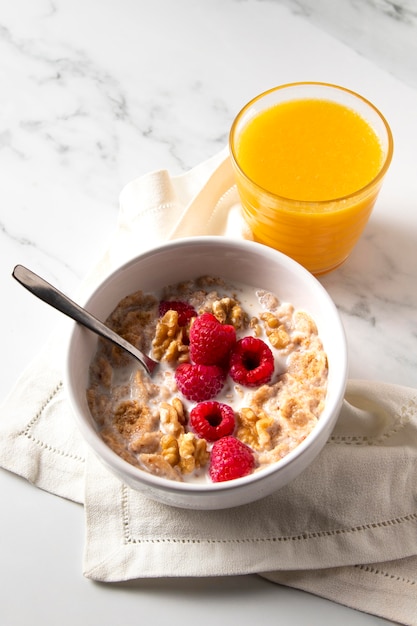 Composición de alto ángulo de cereales saludables con jugo de naranja