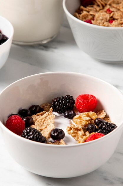 Composición de alto ángulo de cereales tazón de fuente saludable de cerca