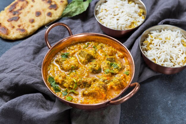 Composición de alto ángulo con una deliciosa comida pakistaní