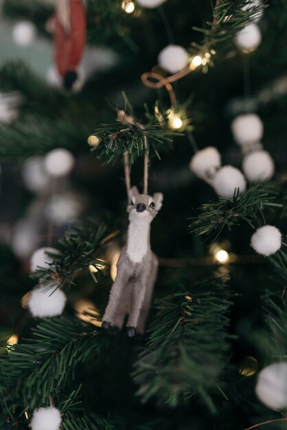 Composición del árbol de navidad con adorno de renos