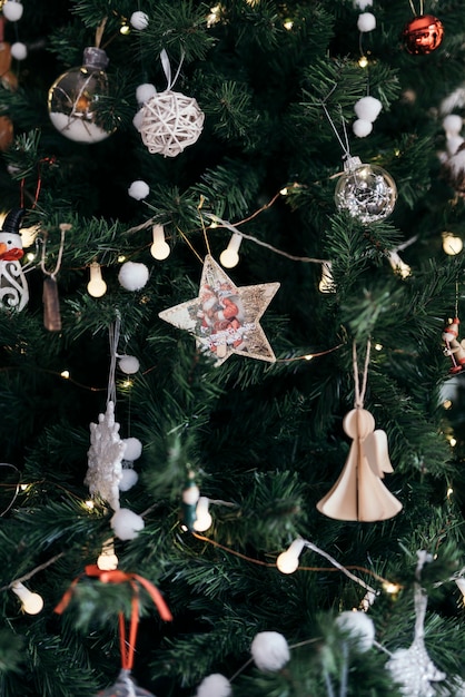 Foto gratuita composición del árbol de navidad con adornos