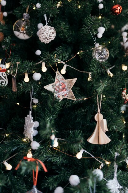 Composición del árbol de navidad con adornos