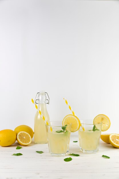 Foto gratuita composición de arreglo de limonada casera fresca.