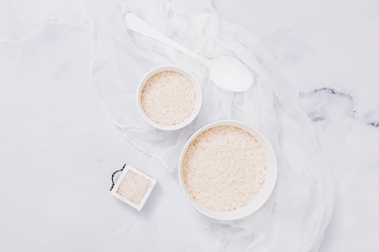 Foto gratuito composición de arroz de la vista superior con espacio de copia
