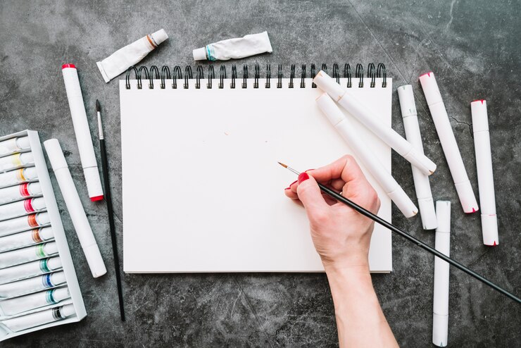 Foto gratuito composición de arte de vista superior con papel