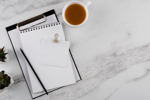 Composición de artículos de escritorio en mesa de mármol