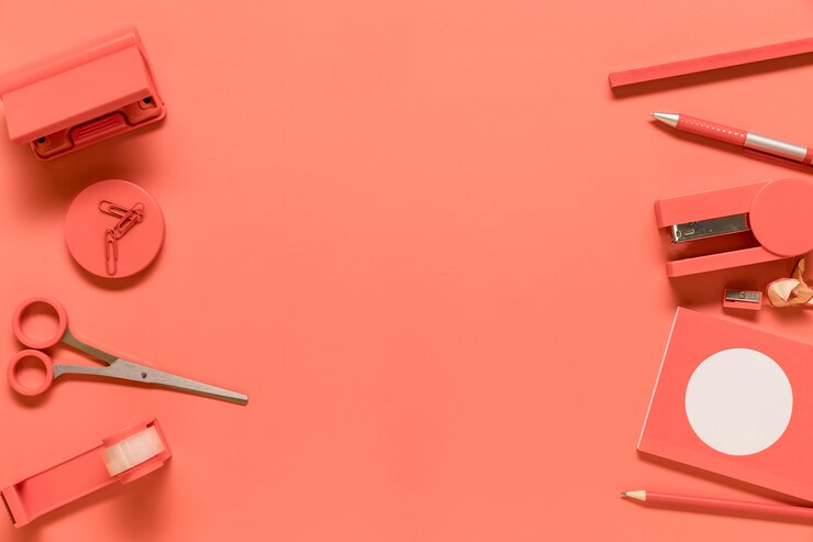 Foto gratuito composición de artículos de papelería en color rosa.
