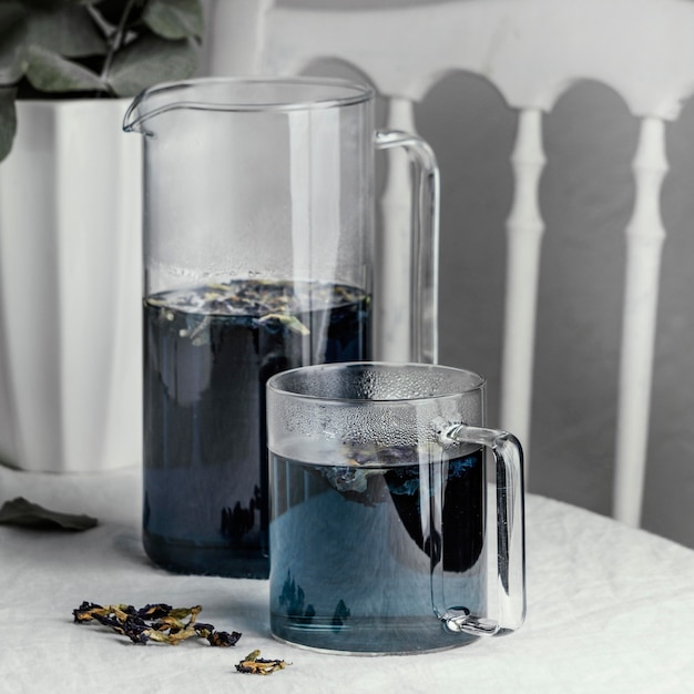 Foto gratuita composición de bebida azul saludable sobre la mesa