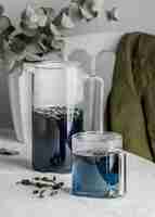Foto gratuita composición de bebida azul saludable sobre la mesa