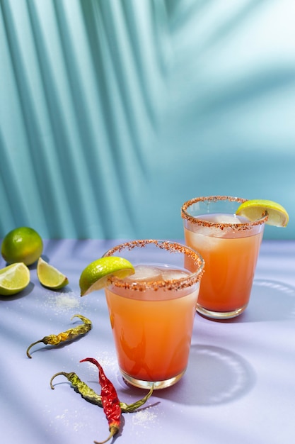 Foto gratuita composición de bebida picante michelada