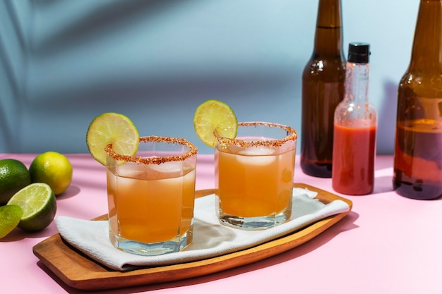 Foto gratuita composición de bebida picante michelada