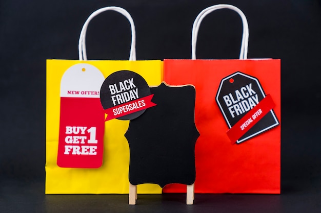 Composición de black friday con bolsa roja y amarilla