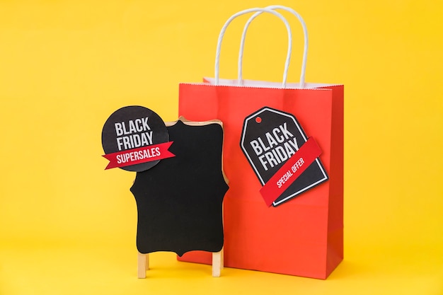 Foto gratuita composición de black friday con bolsa roja