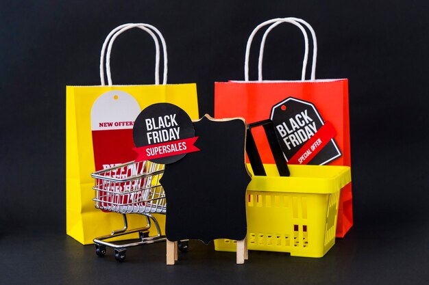 Composición de black friday con bolsas, cesta y tabla