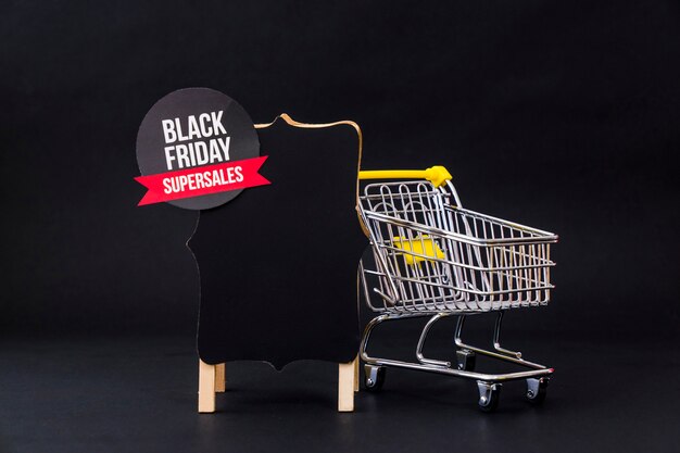 Composición de black friday con carro al lado de tabla