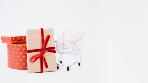 Composición para black friday con carro y cajas de regalo