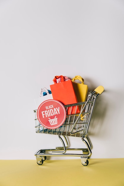 Foto gratuita composición de black friday con carro de compras