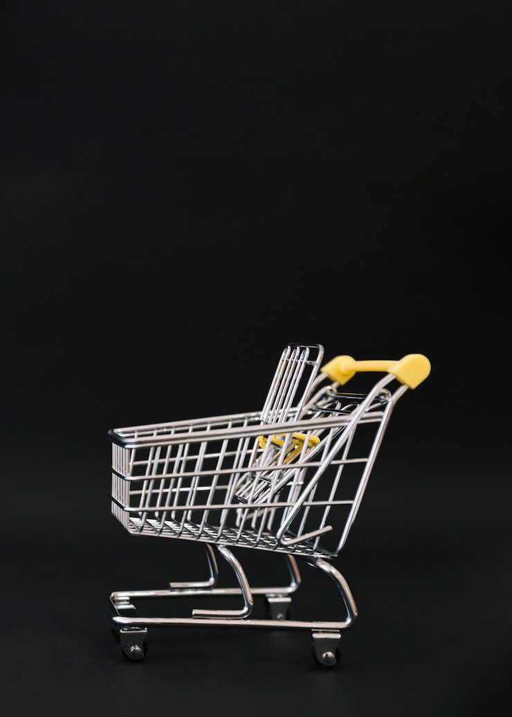 Foto gratuito composición para black friday con carro