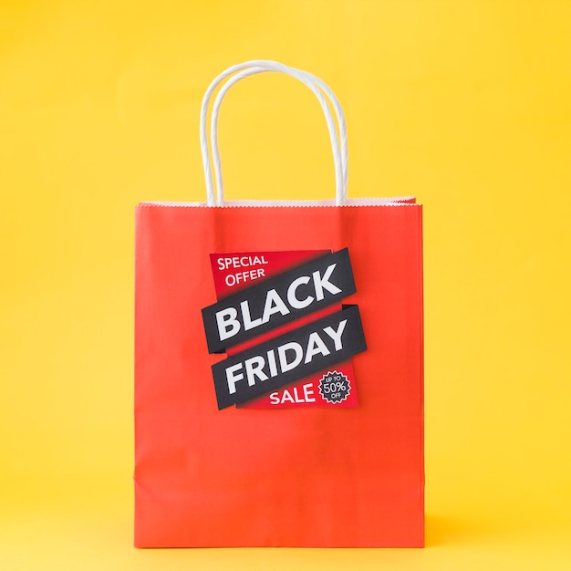 Composición de black friday con etiqueta en bolsa roja