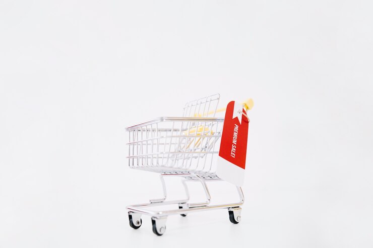 Foto gratuito composición para black friday con etiqueta en carro