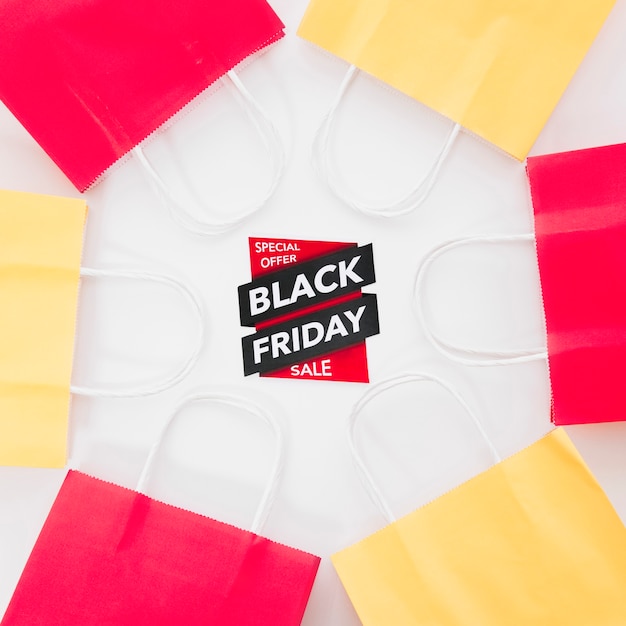 Composición de black friday con etiqueta en medio de bolsas